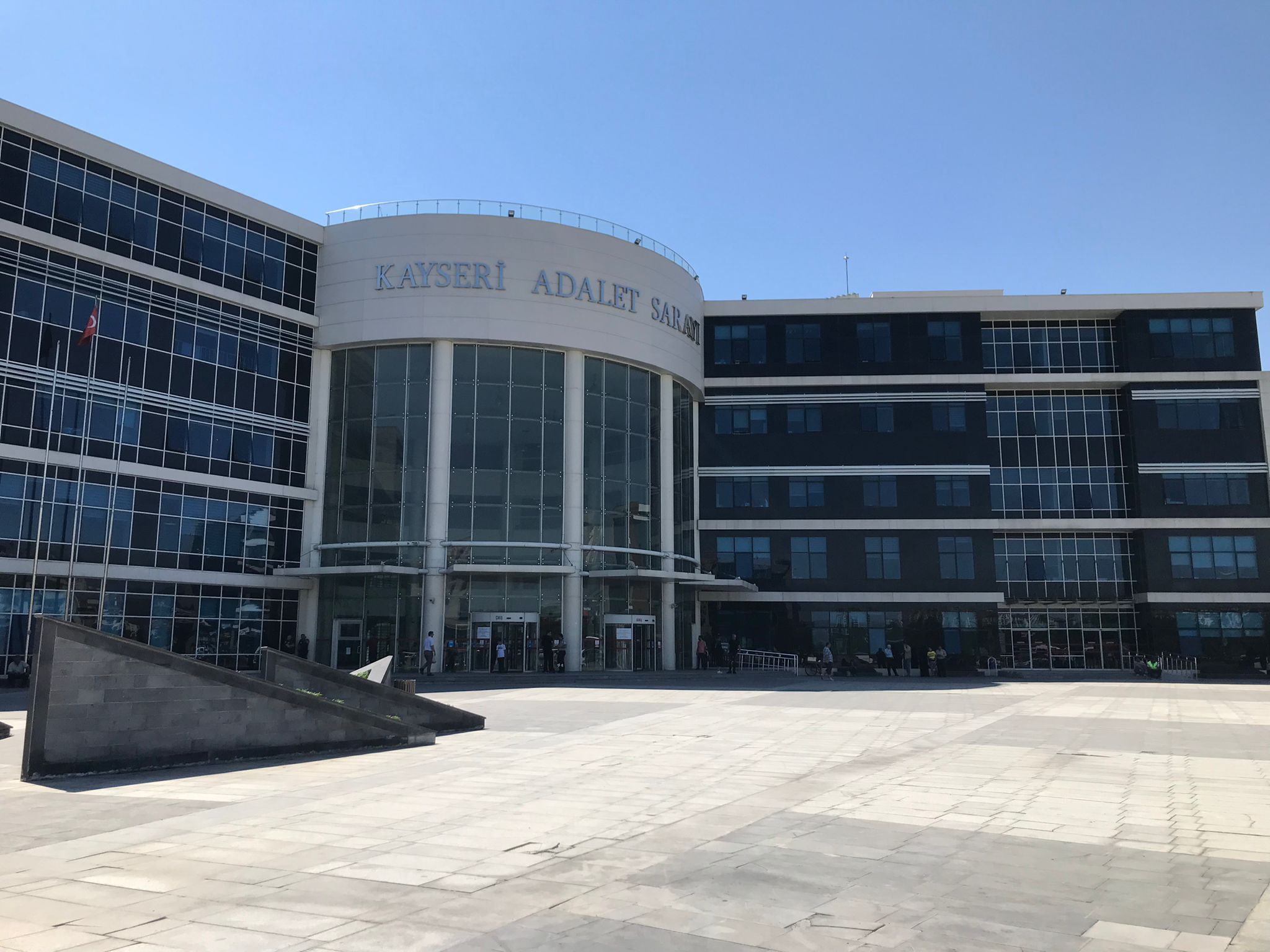 ESKİ EŞİNİ ALIKOYMAKLA SUÇLANAN ŞAHIS HAKİM KARŞISINDA ÇIKTI
