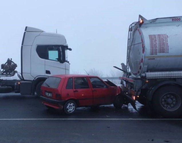 KAZA NEDENİYLE TRAFİĞE KAPANAN YOLDA DURAMAYAN YOLCU OTOBÜSÜ DE KAZAYA KARIŞTI