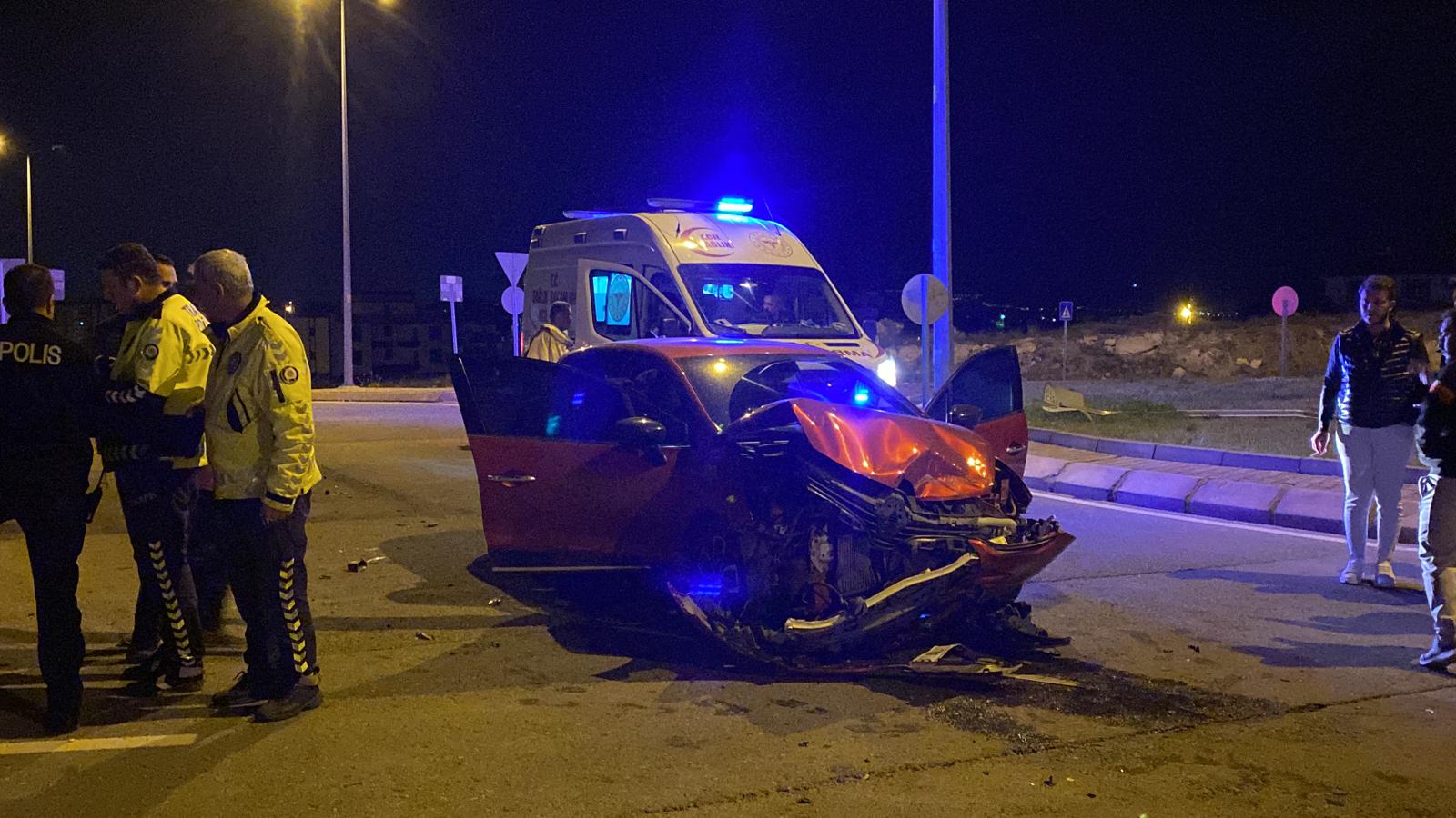 İKİ ARAÇ ÇARPIŞTI 1 ARAÇ TAKLA ATTI: 4 YARALI