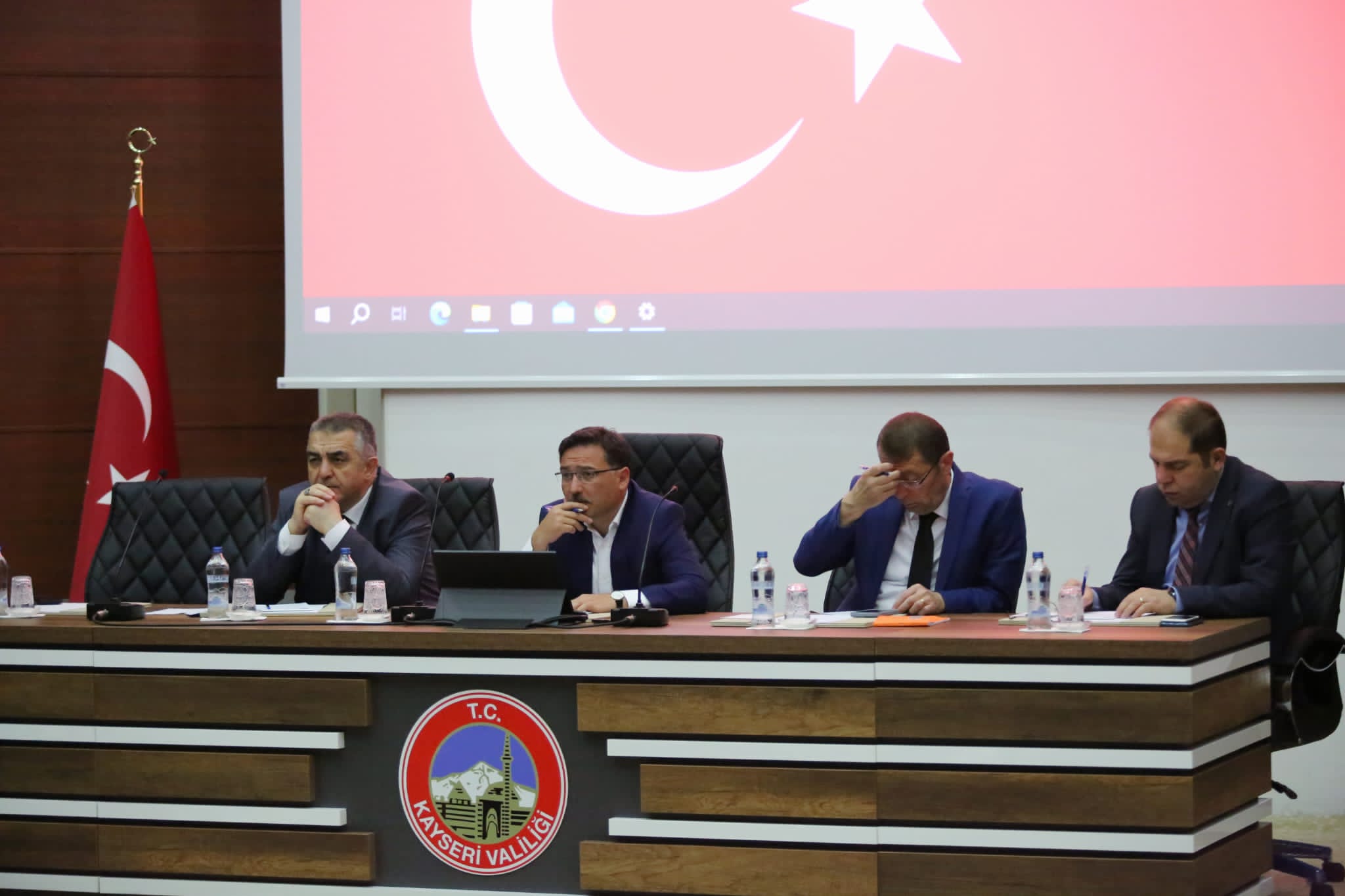 VALİ ÇİÇEK, MUHTARLARLA BİR ARAYA GELDİ