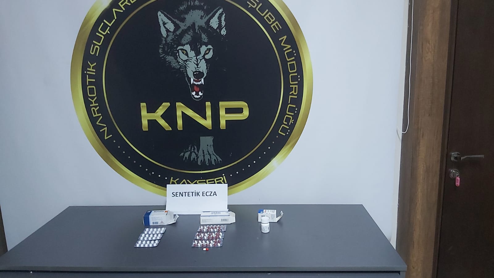 ÇOK MİKTARDA SENTETİK ECZA MADDESİ ELE GEÇİRİLDİ