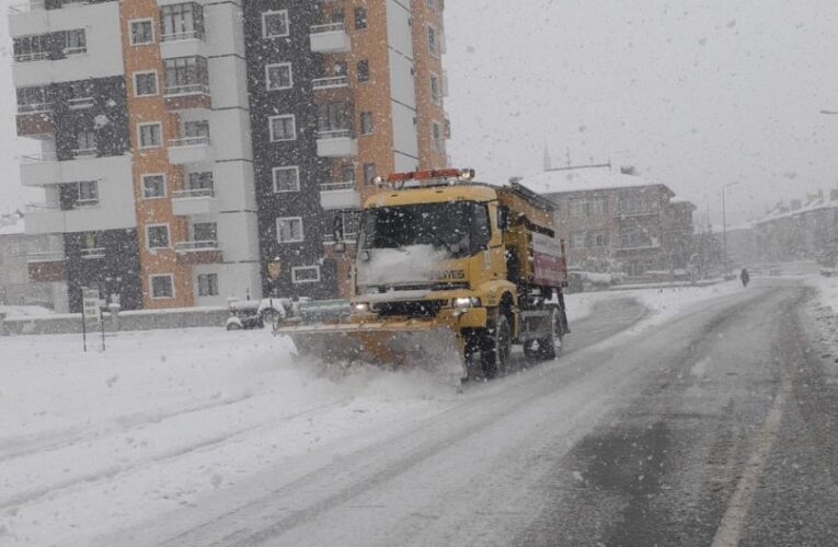 Kocasinan’da Yollar Açık, Kar Temizleme Çalışmaları Devam Ediyor