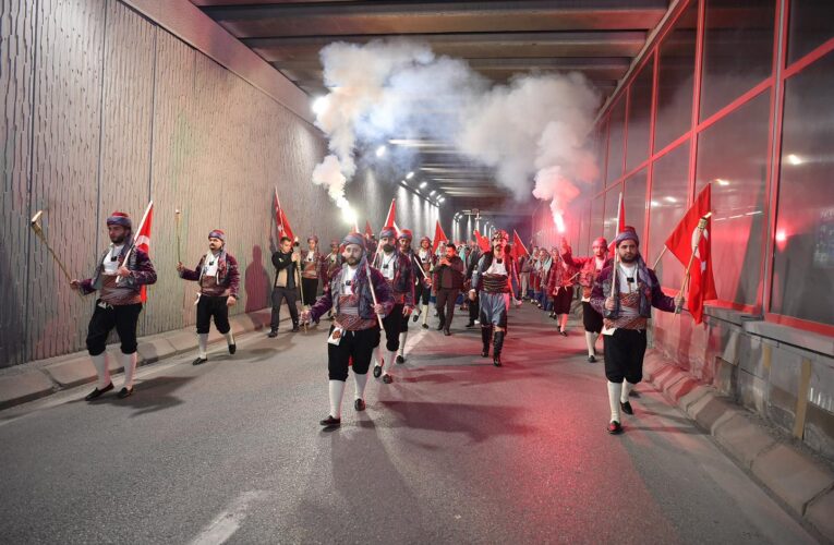 Başkan Büyükkılıç Gençlerle Fener Alayı’nda Yürüdü